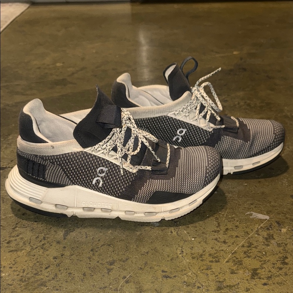On Cloud tennis shoe size 6